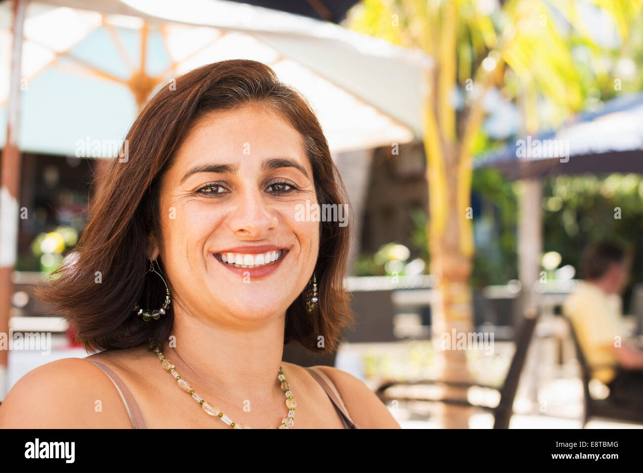 Hispano-Amerikaner im freien lächelnde Frau Stockfoto