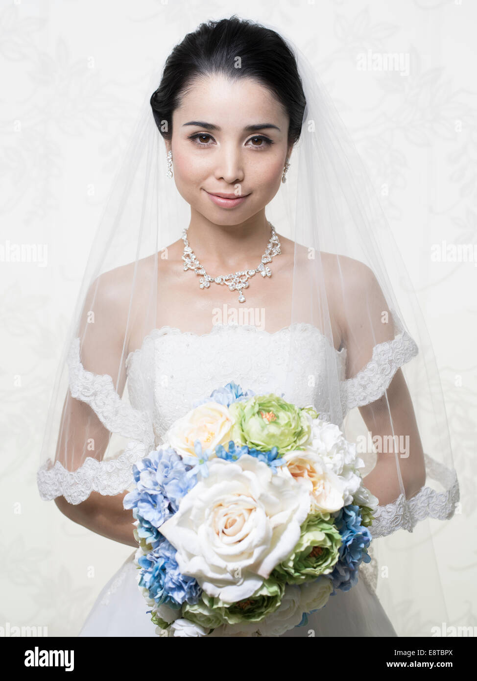 Mischlinge, asiatische / American Braut im weißen Hochzeitskleid Stockfoto