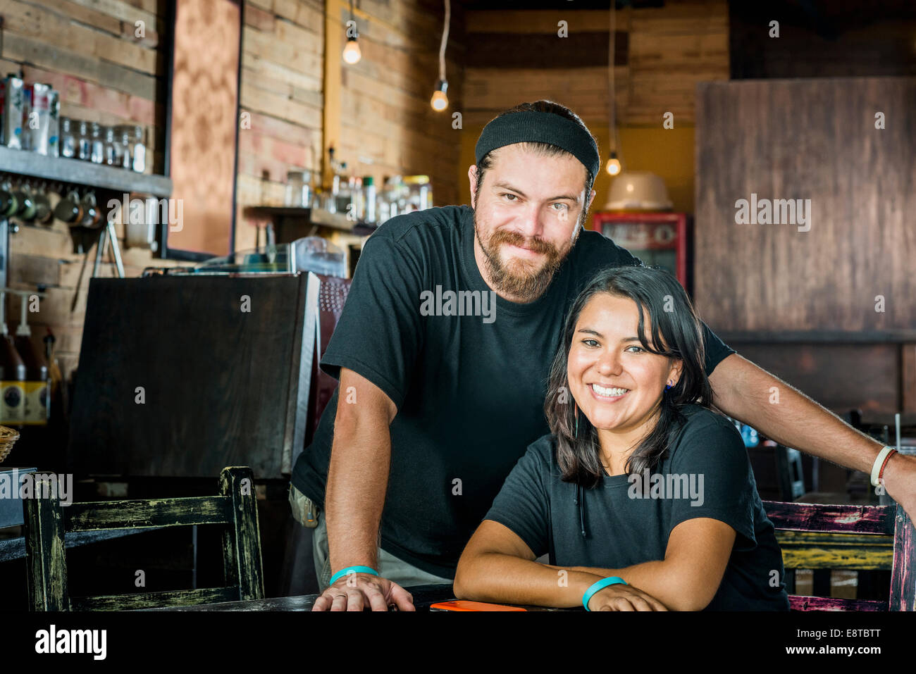 Hispanische paar lächelnd in Coffee-shop Stockfoto