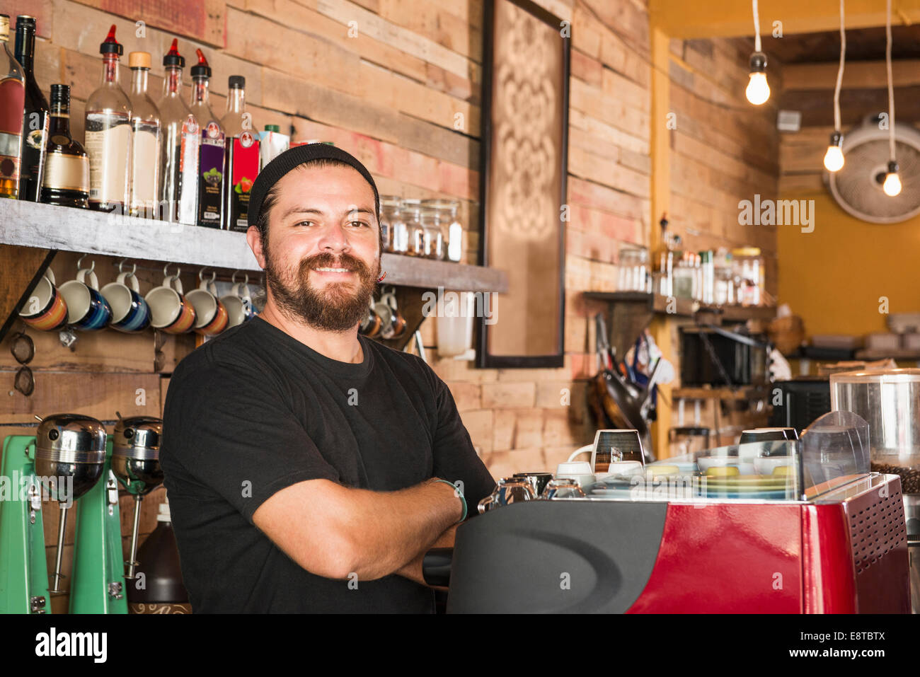 Hispanic Mann arbeitet in Coffee-shop Stockfoto
