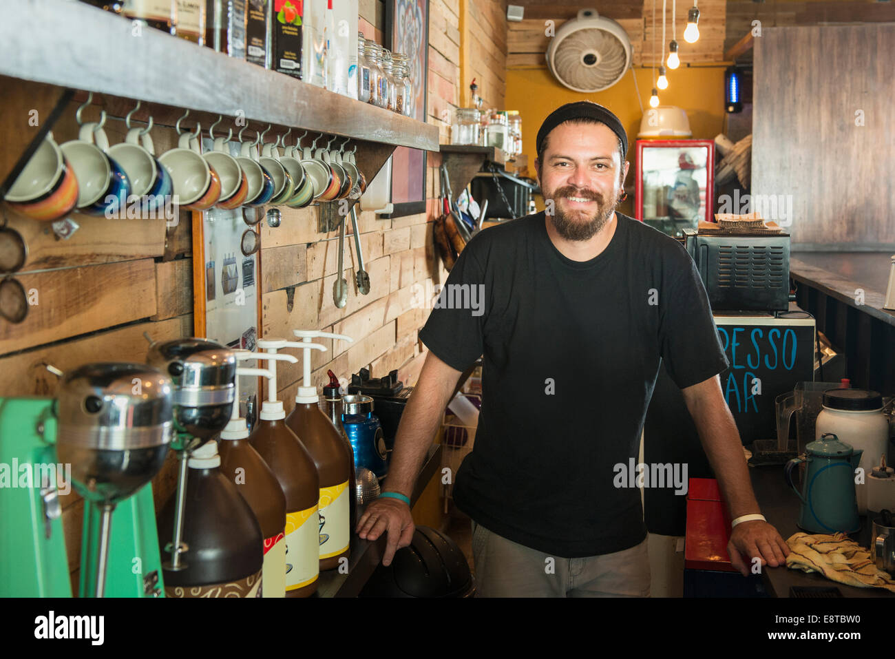 Hispanic Mann arbeitet in Coffee-shop Stockfoto