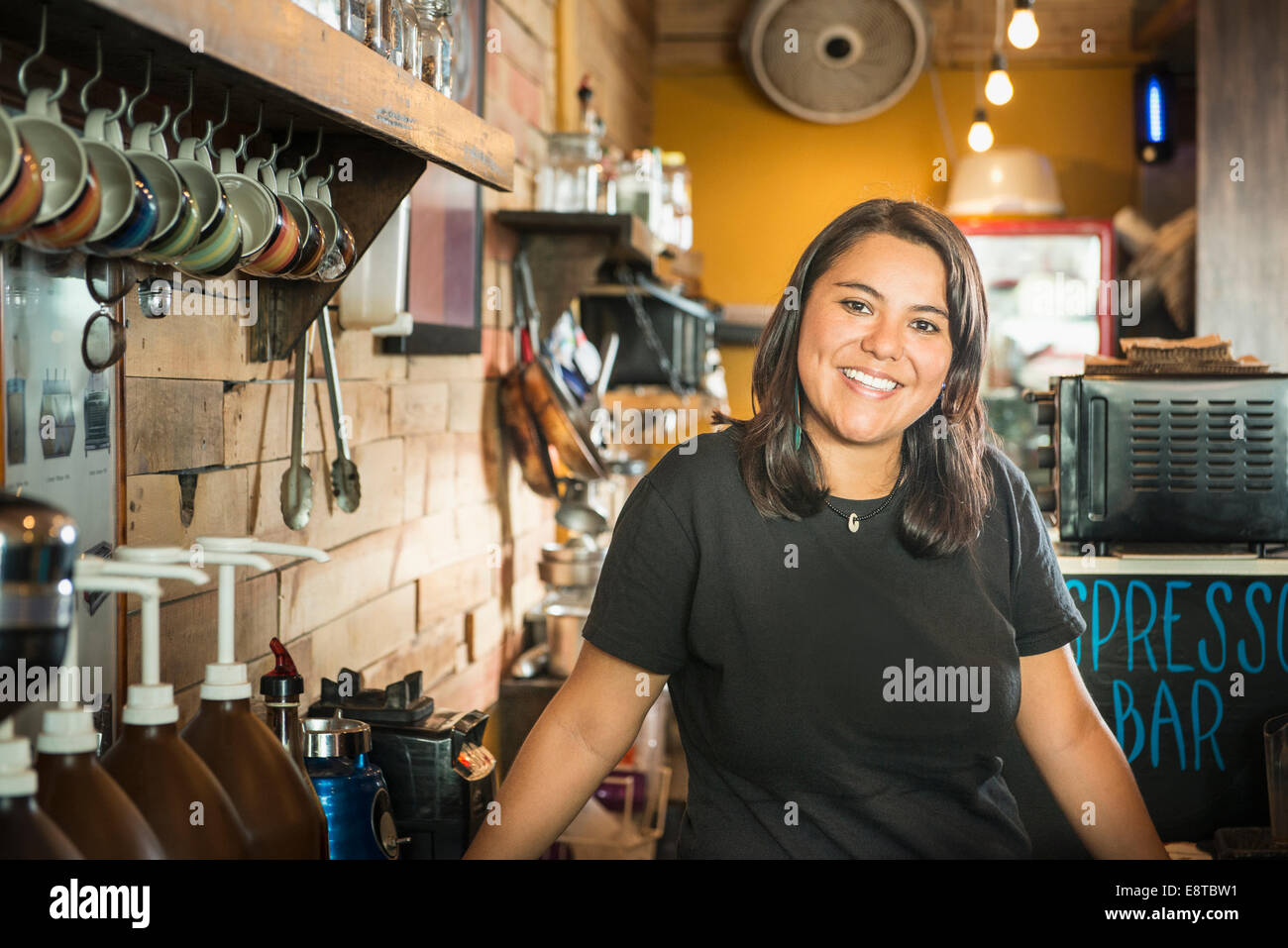 Hispanic Frau arbeitet im Coffee-shop Stockfoto