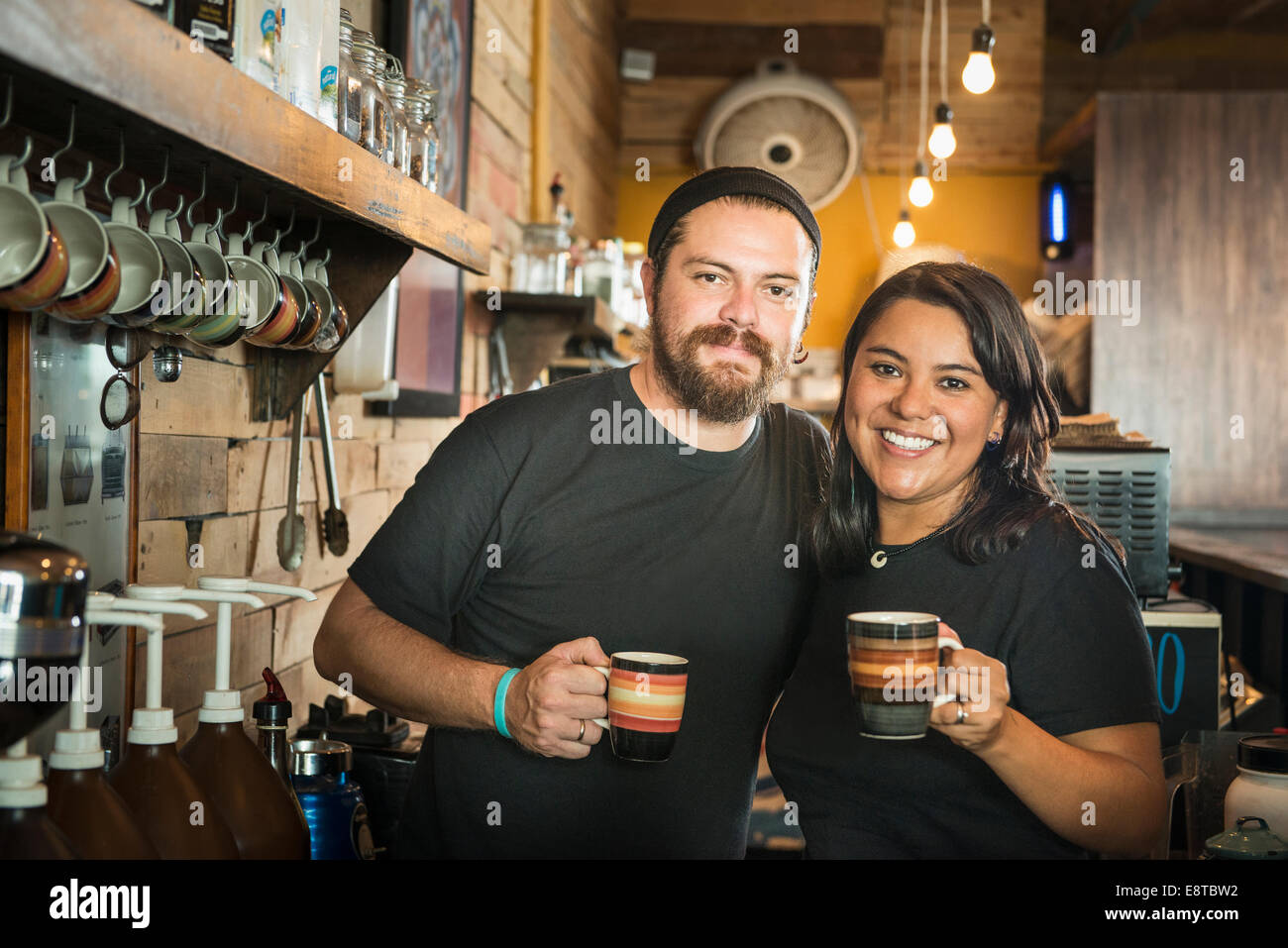 Hispanische paar Arbeiten in Coffee-shop Stockfoto