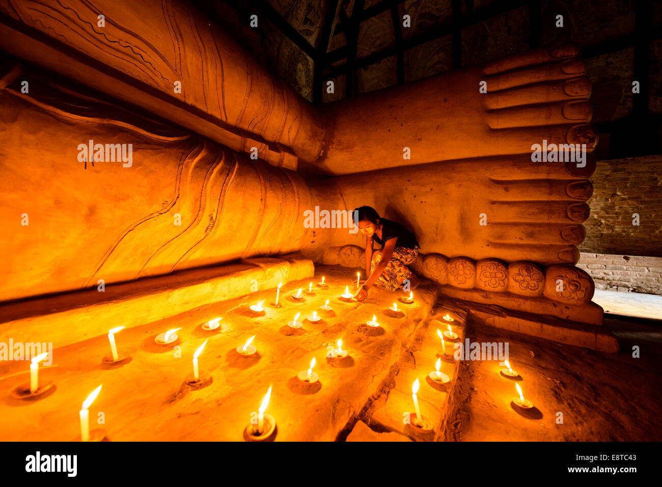 Asiatin Gebet Kerzen im buddhistischen Tempel Stockfoto