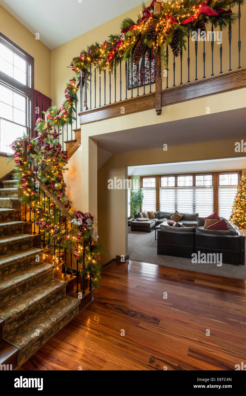 Geländer mit Ästen und Lichterketten für Weihnachten dekoriert Stockfoto
