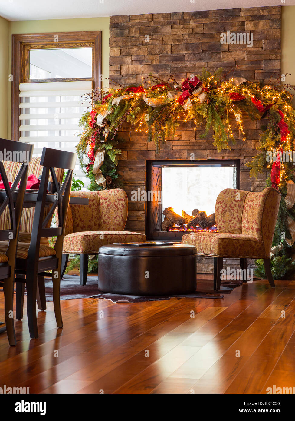 Sesseln Und Kamin Im Wohnzimmer An Weihnachten Stockfoto Bild