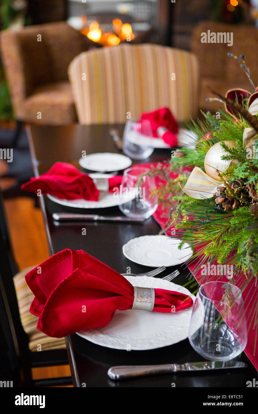 Weihnachtstisch und Herzstück im Speisesaal Stockfoto