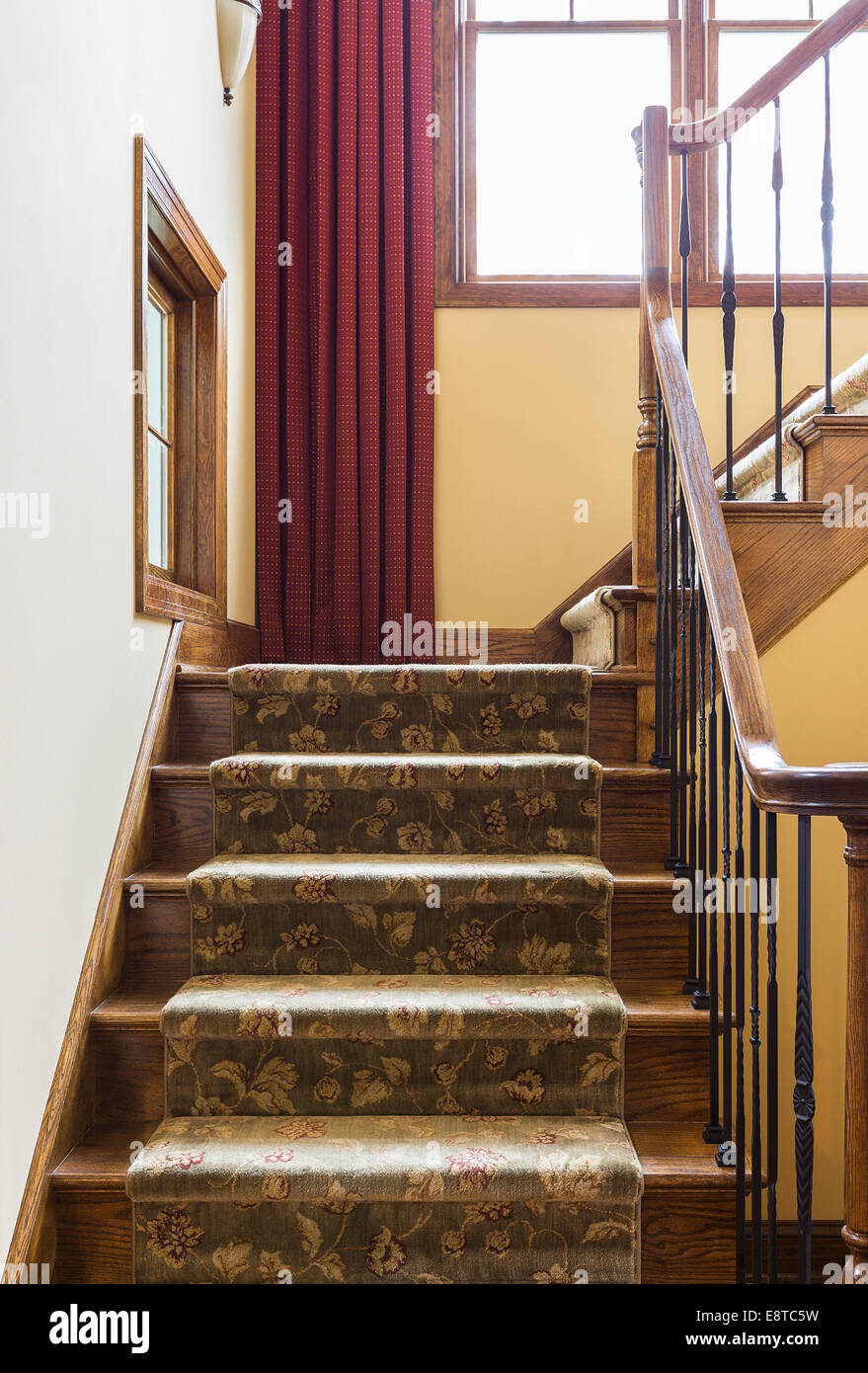 Teppich Treppe und Geländer im Landhaus Stockfoto
