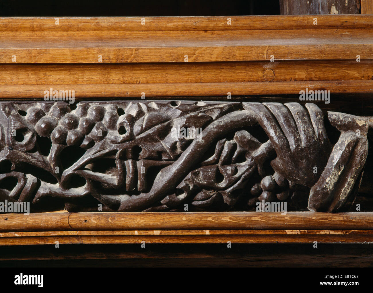 Hand, die einen Weinstock Ende S (RH) C15th Eichenholz geschnitzte Kanzel Bildschirm in St Melangell Kirche, Powys, Mid Wales. Fruchtbarkeit & kreative Kraft. Stockfoto