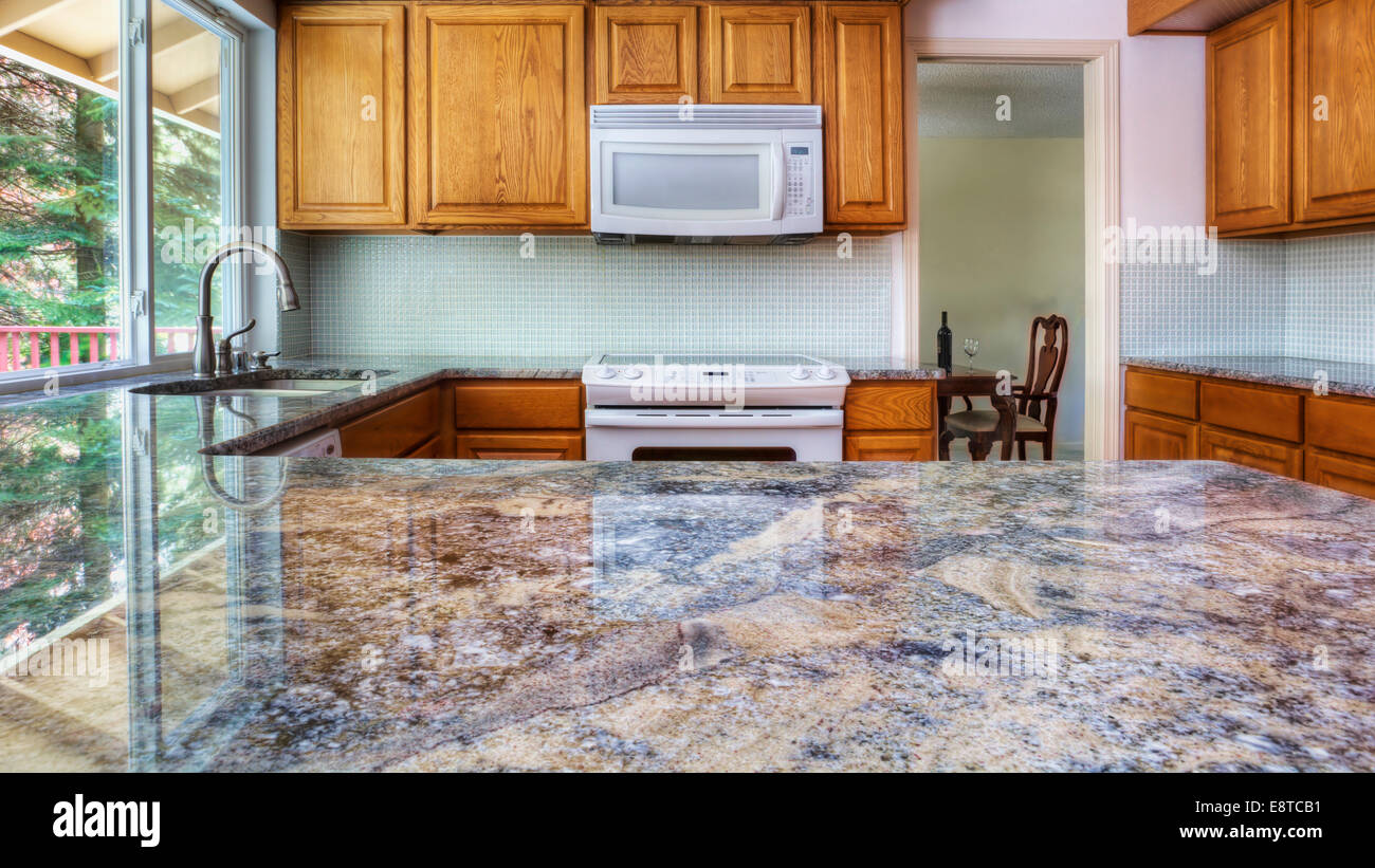 Granit Küche-Kabinette reflektieren Stockfoto