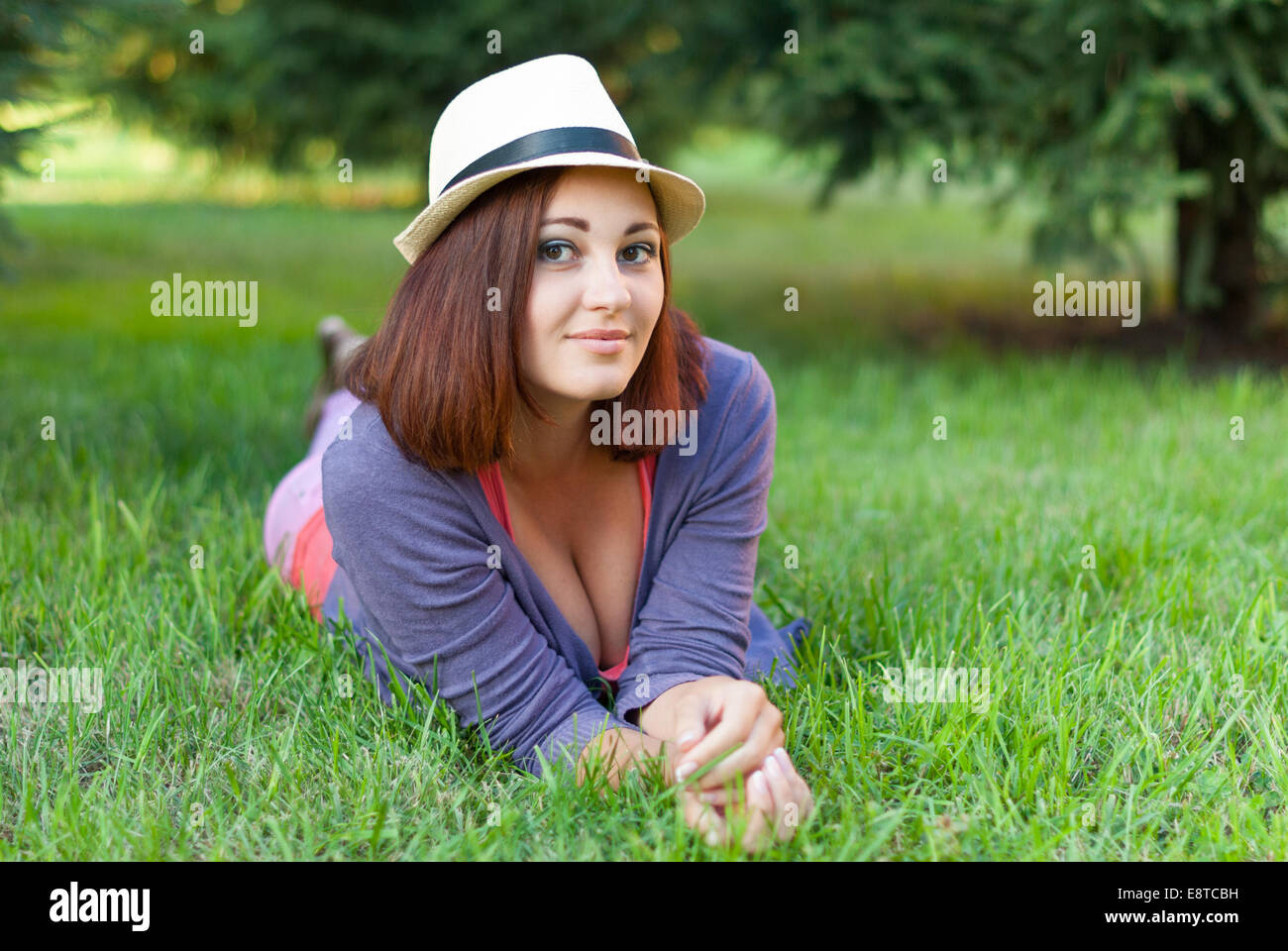 Schöne Mädchen in dem grünen Rasen liegen. Stockfoto
