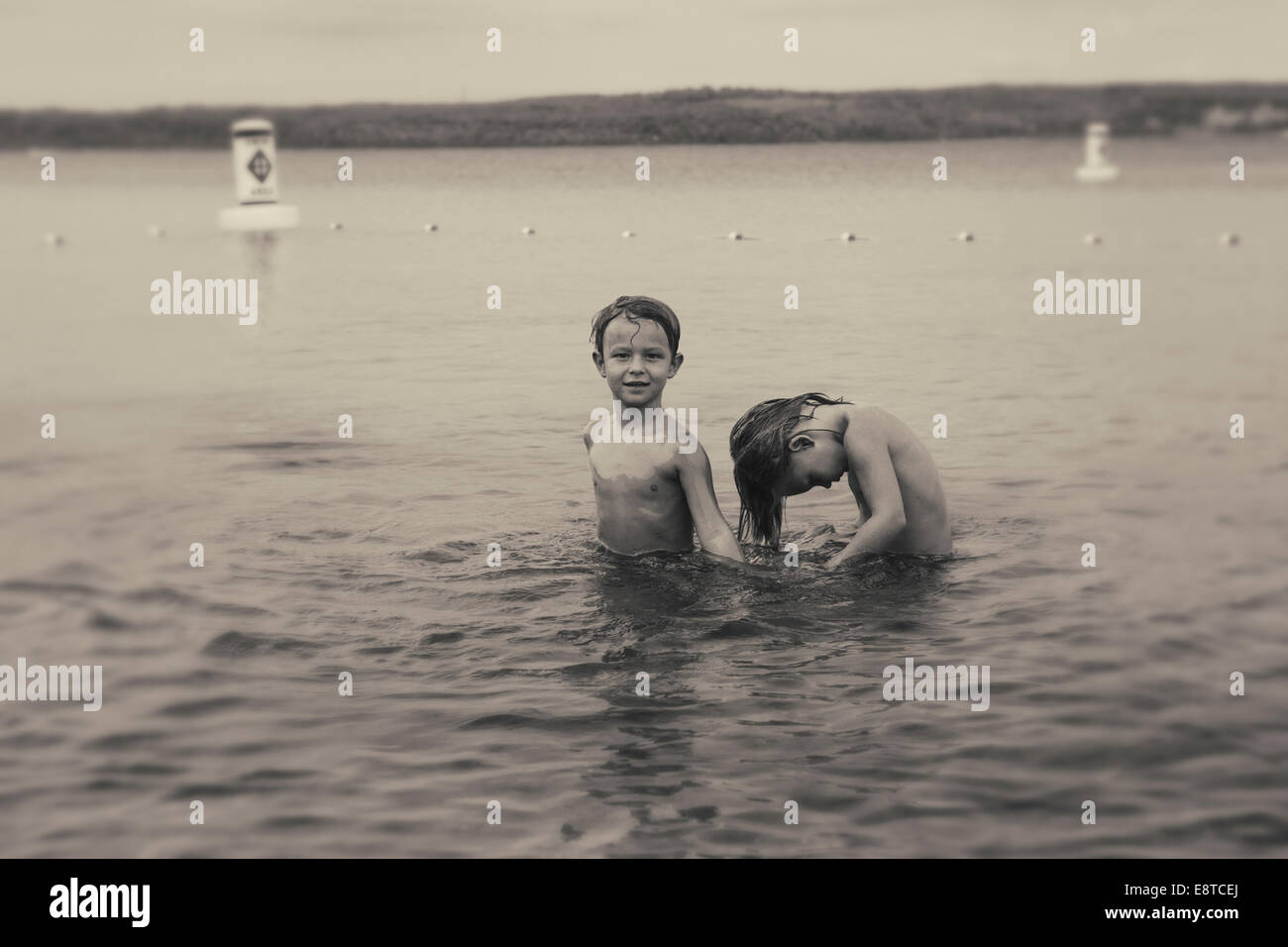 Kaukasischen Jungen schwimmen im See Stockfoto