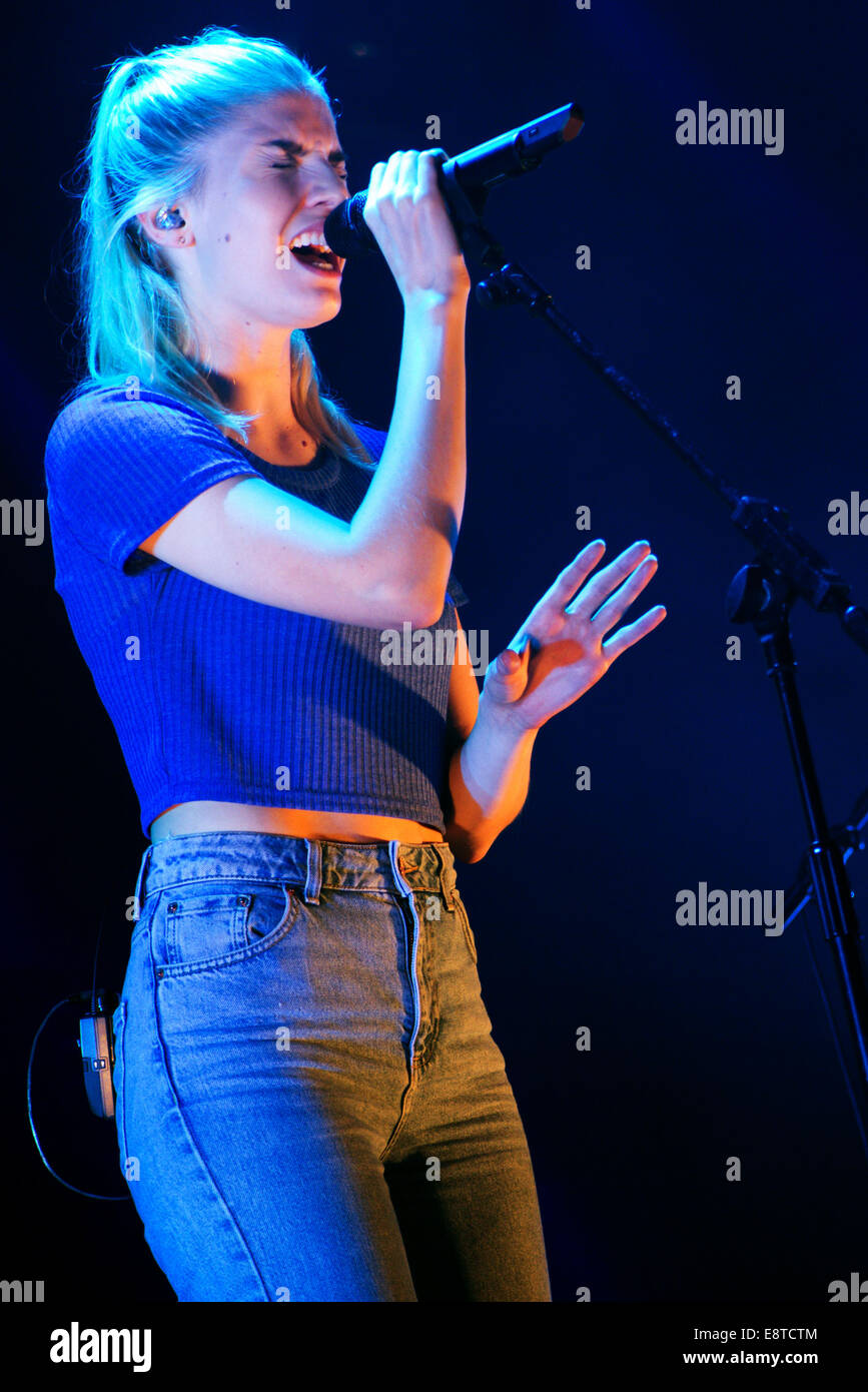 Berlin, Deutschland. 5. Oktober 2014. Hannah Reid, Sänger der britischen Band London Grammatik, führt in der Columbiahalle in Berlin, Deutschland, 5. Oktober 2014. Foto: Jason Harrell/Dpa/Alamy Live News Stockfoto