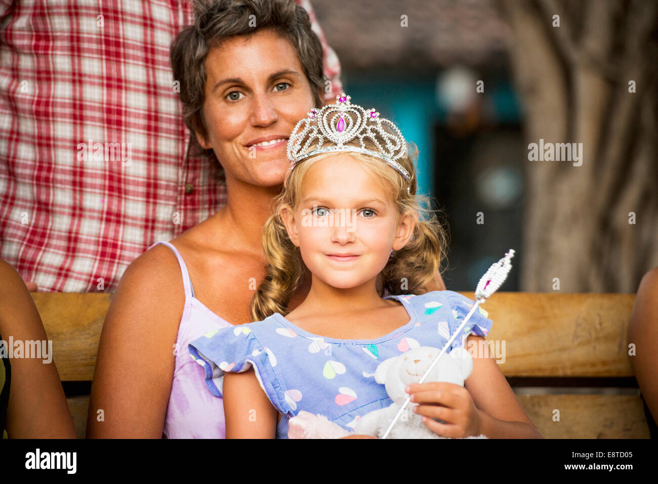 Mutter Tochter der Holding mit Zauberstab und tiara Stockfoto