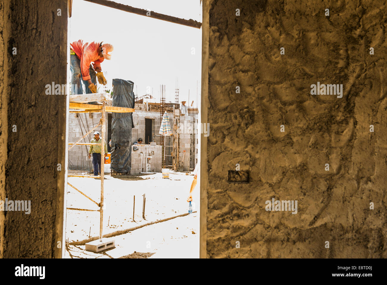 Hispanische Bauarbeiter auf der Baustelle Stockfoto