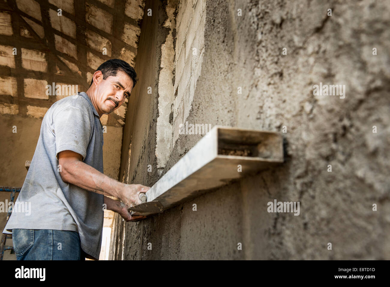 Hispanische Bauarbeiter auf der Baustelle Stockfoto