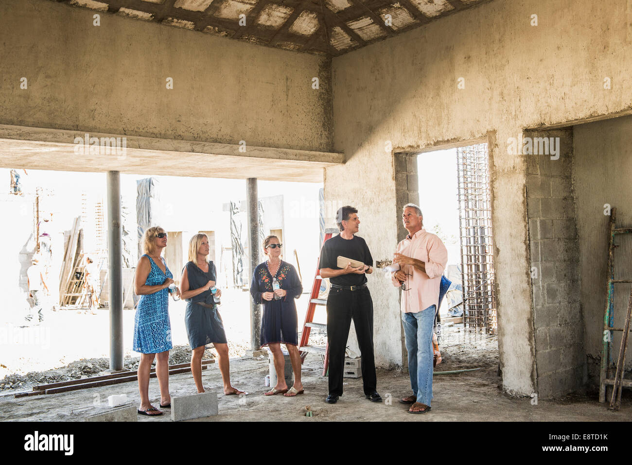 Kaukasische Architekten sprechen auf Baustelle Stockfoto