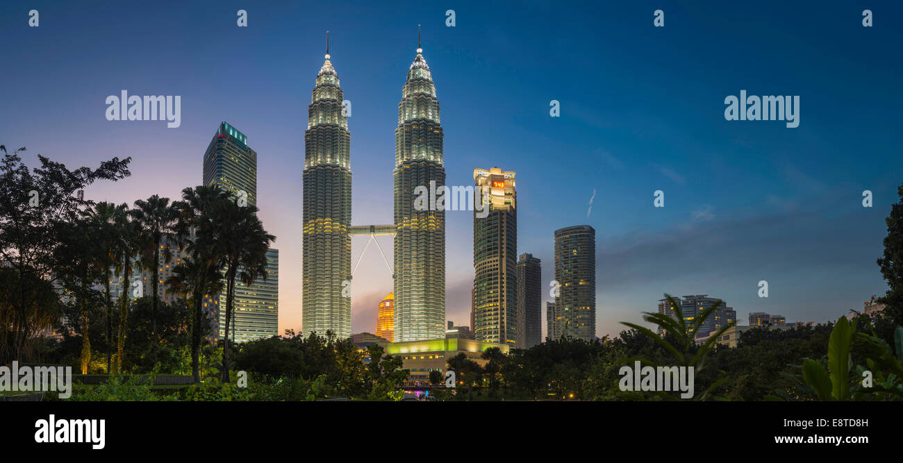 Beleuchtete Wolkenkratzer in der Skyline von Kuala Lumpur, Kuala Lumpur, Malaysia Stockfoto