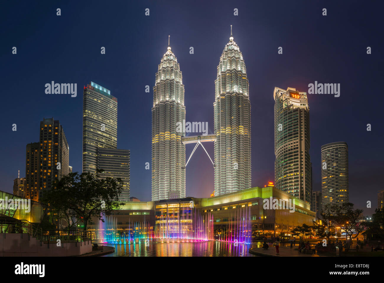 Beleuchtete Wolkenkratzer in der Skyline von Kuala Lumpur, Kuala Lumpur, Malaysia Stockfoto