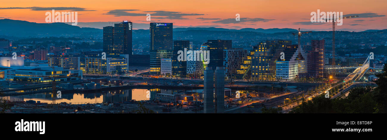Panoramablick über die Skyline der Stadt Oslo bei Sonnenuntergang, Ostlandet, Norwegen Stockfoto