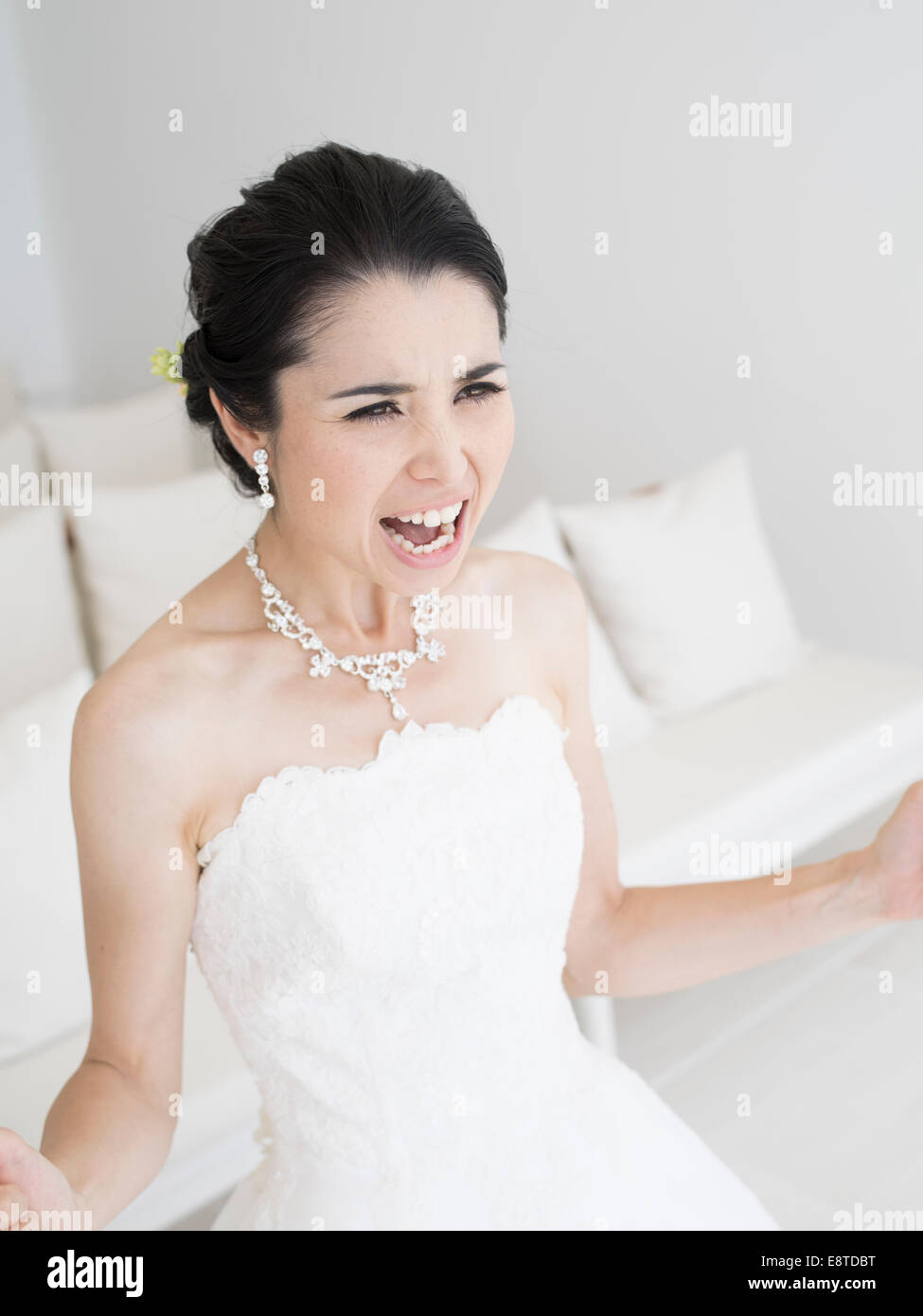 Bridezilla!  Wütend Braut im weißen Hochzeitskleid Stockfoto
