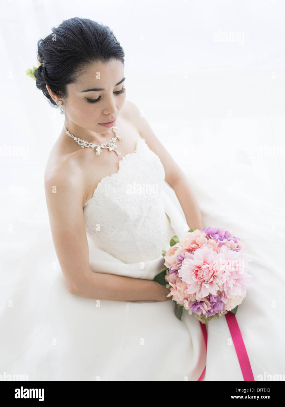 Mischlinge, asiatische / American Braut im weißen Hochzeitskleid Stockfoto