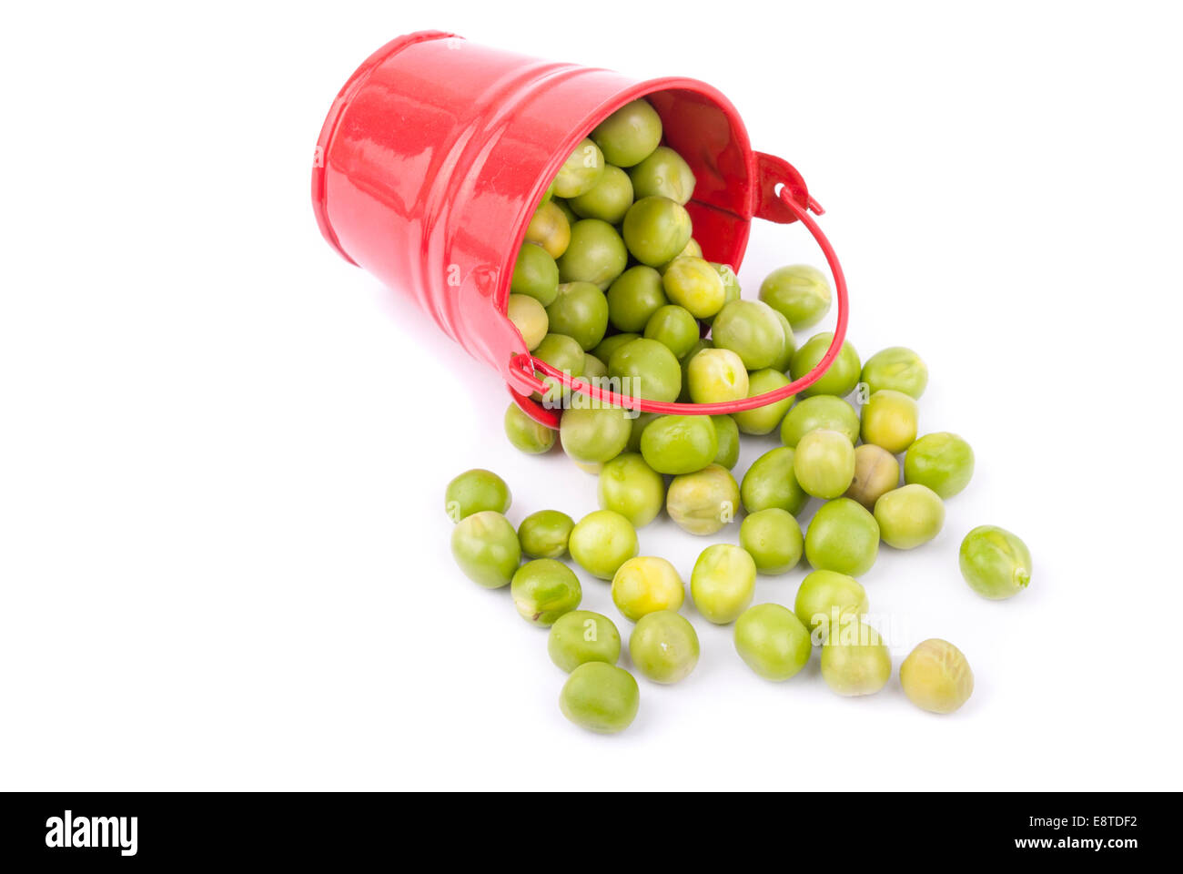 Grüne Erbsen in einem Eimer auf einem weißen Hintergrund. Stockfoto