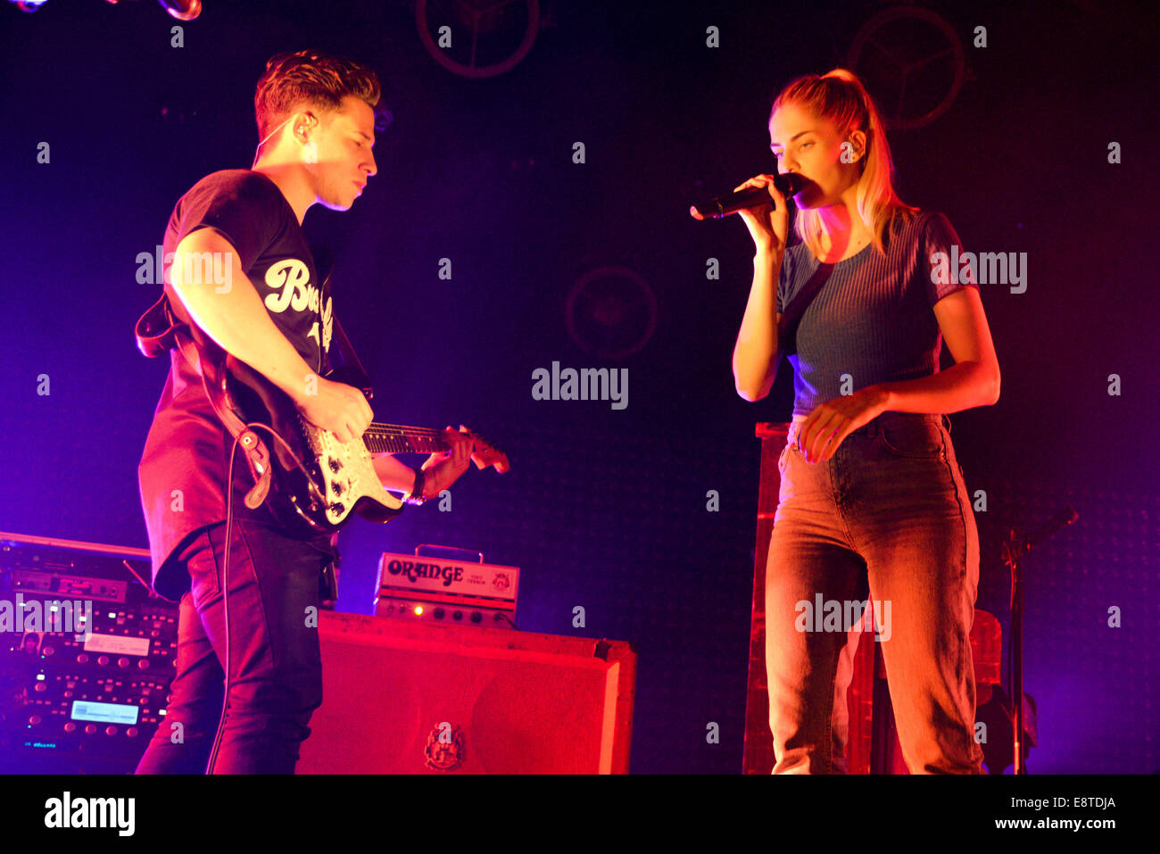 Berlin, Deutschland. 5. Oktober 2014. Sängerin Hannah Reid und Gitarrist Dan Rothman aus der britischen Band London Grammatik führen in der Columbiahalle in Berlin, Deutschland, 5. Oktober 2014. Foto: Jason Harrell/Dpa/Alamy Live News Stockfoto