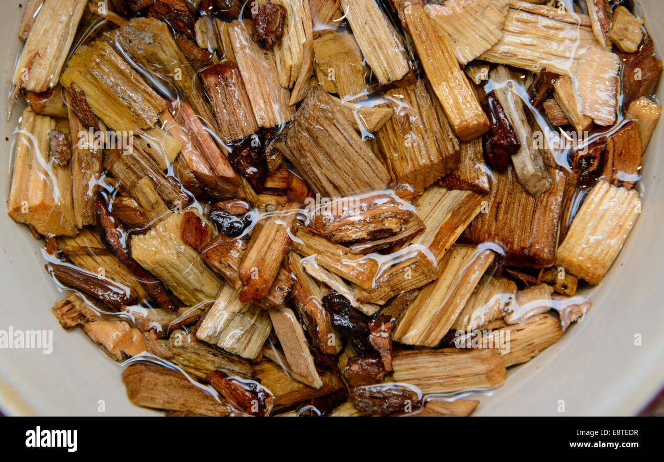 Hickory Holz-Chips können Grill geschmackvollen Rauch hinzufügen werden vor Gebrauch in Wasser eingeweicht. Stockfoto