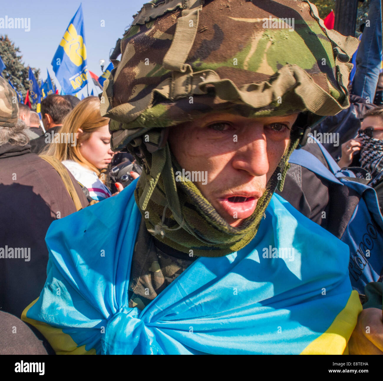 Kiew, Ukraine. 14. Oktober 2014. Kollision von Ultraradicals und der Polizei. --"Rechten Sektor" und "Freiheit" verleugnen Provokationen bei der Verkhovna Rada. Rund 30 Demonstranten begann Soldaten der Nationalgarde Pflastersteine am Bau des Verkhovna Rada werfen. Die Demonstranten forderten das Verbot der kommunistischen Partei und die Anerkennung von der Ukrainischen Aufstandsarmee kriegführenden im zweiten Weltkrieg. Bildnachweis: Igor Golovnov/Alamy Live-Nachrichten Stockfoto