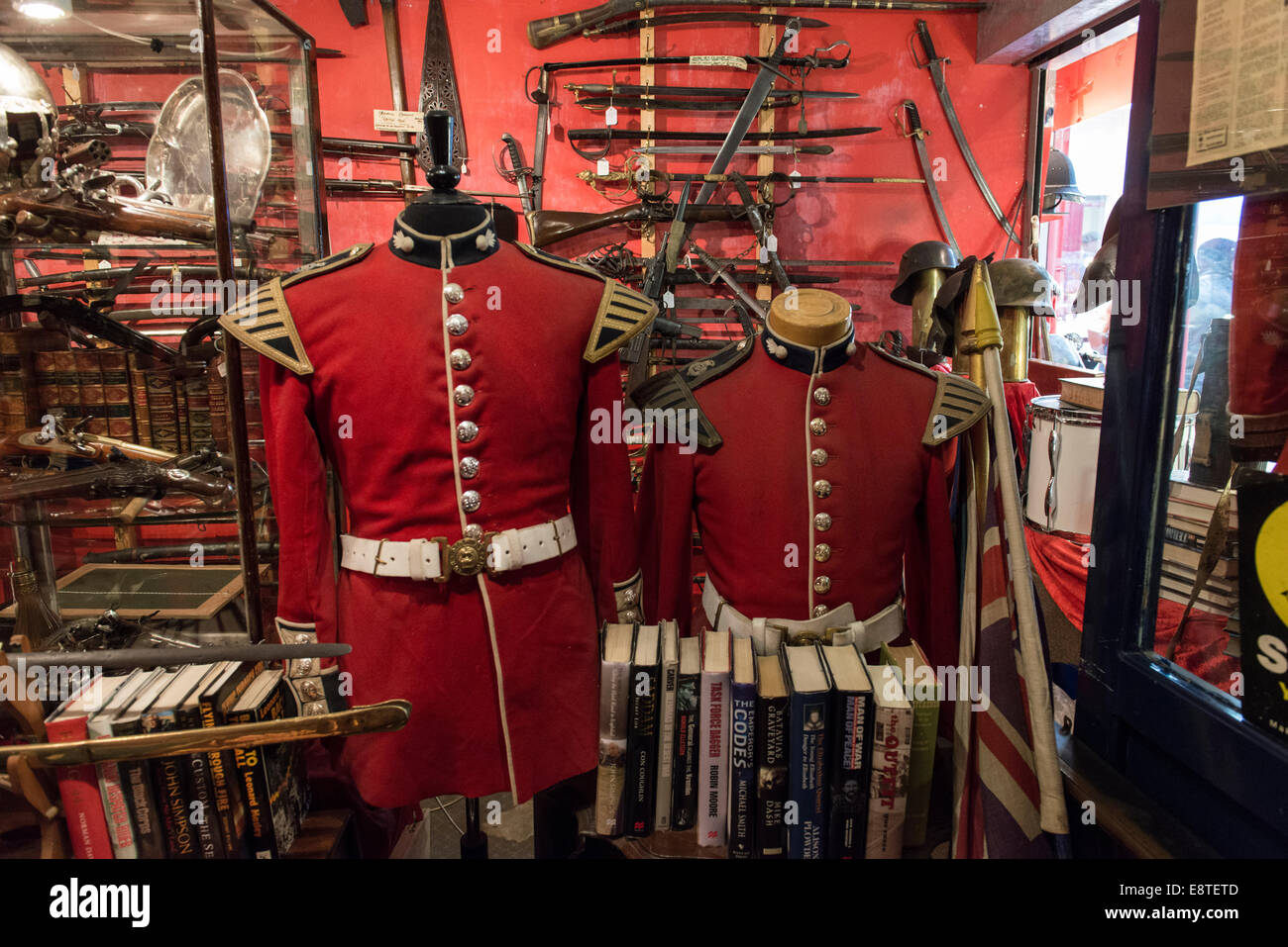 Innenraum der Fahrspuren Armory Shop in Brighton Verkauf Militaria historischen Ephemera & interessante Artikel aus der ganzen Welt Stockfoto