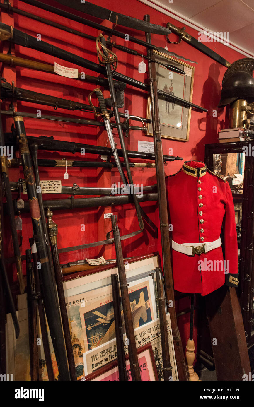 Innenraum der Fahrspuren Armory Shop in Brighton Verkauf Militaria historischen Ephemera & interessante Artikel aus der ganzen Welt Stockfoto