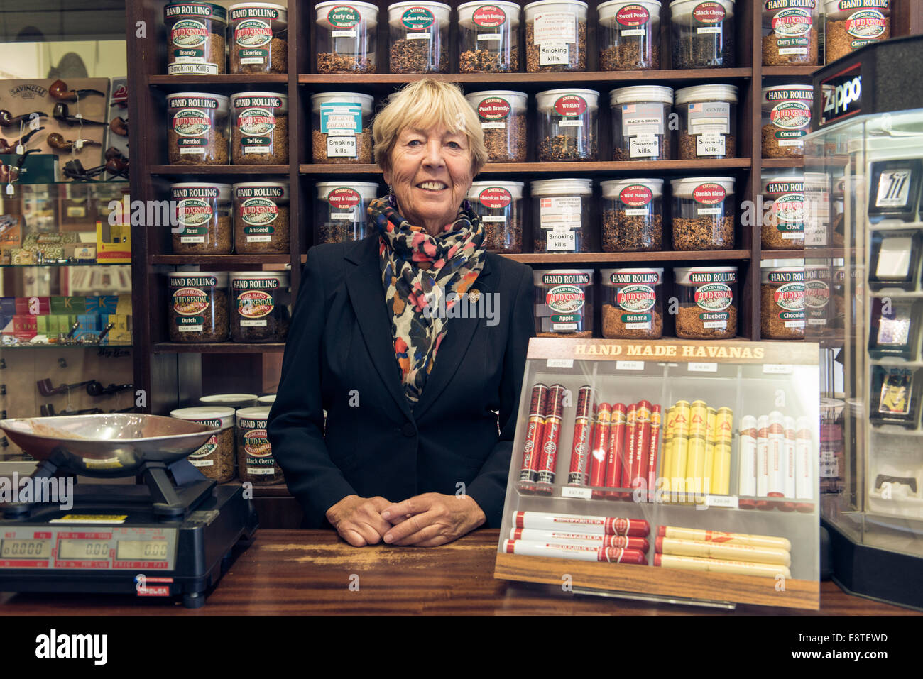 eine weibliche Tabakladen Dame verkauft, Tabak, Zigaretten, losen Tabak, Zigarren etc. aus ihrem Fachgeschäft in Brighton Stockfoto