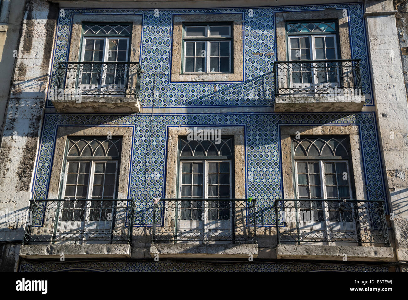 Blau Gekachelte Fassade Rundown Haus Lissabon Stockfotos und bilder
