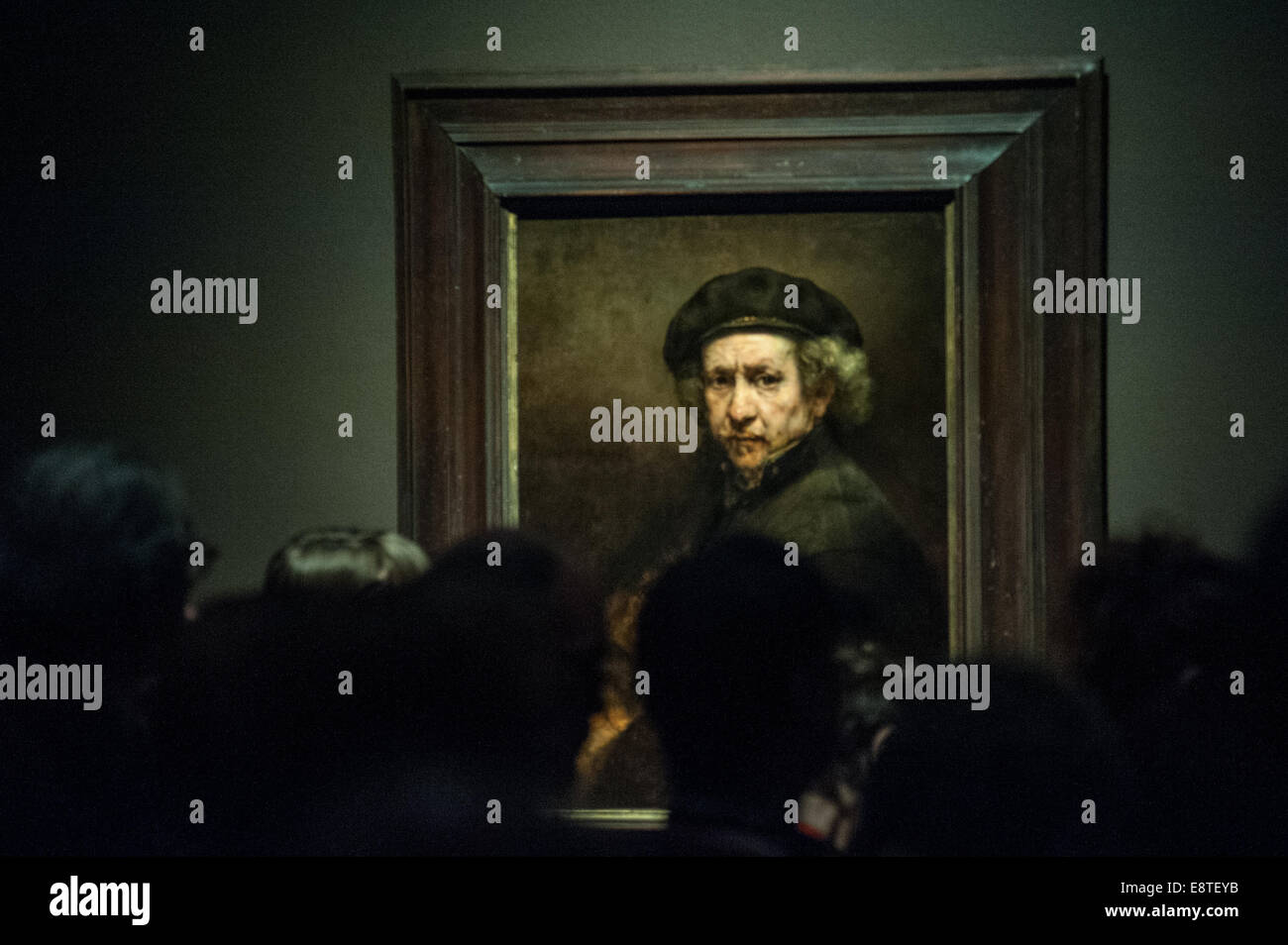 London, UK - 14. Oktober 2014: Leute betrachten "Self Portrait, 1659" in der Presse-Ansicht von "Rembrandt: The Late Works bei der National Gallery Eröffnung am 15. Oktober. Bildnachweis: Piero Cruciatti/Alamy Live-Nachrichten Stockfoto