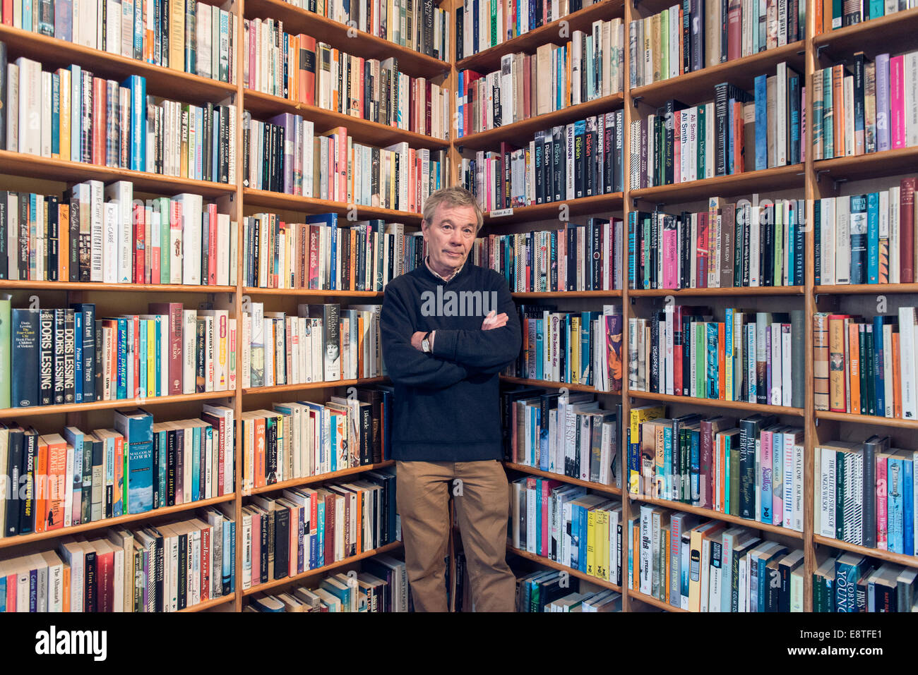 Ein Porträt von einem Antiquariat, gebrauchte Bücher in seinem Geschäft mit den Büchern angeordnet, fein säuberlich in den Regalen wie eine Bibliothek verkauft Stockfoto