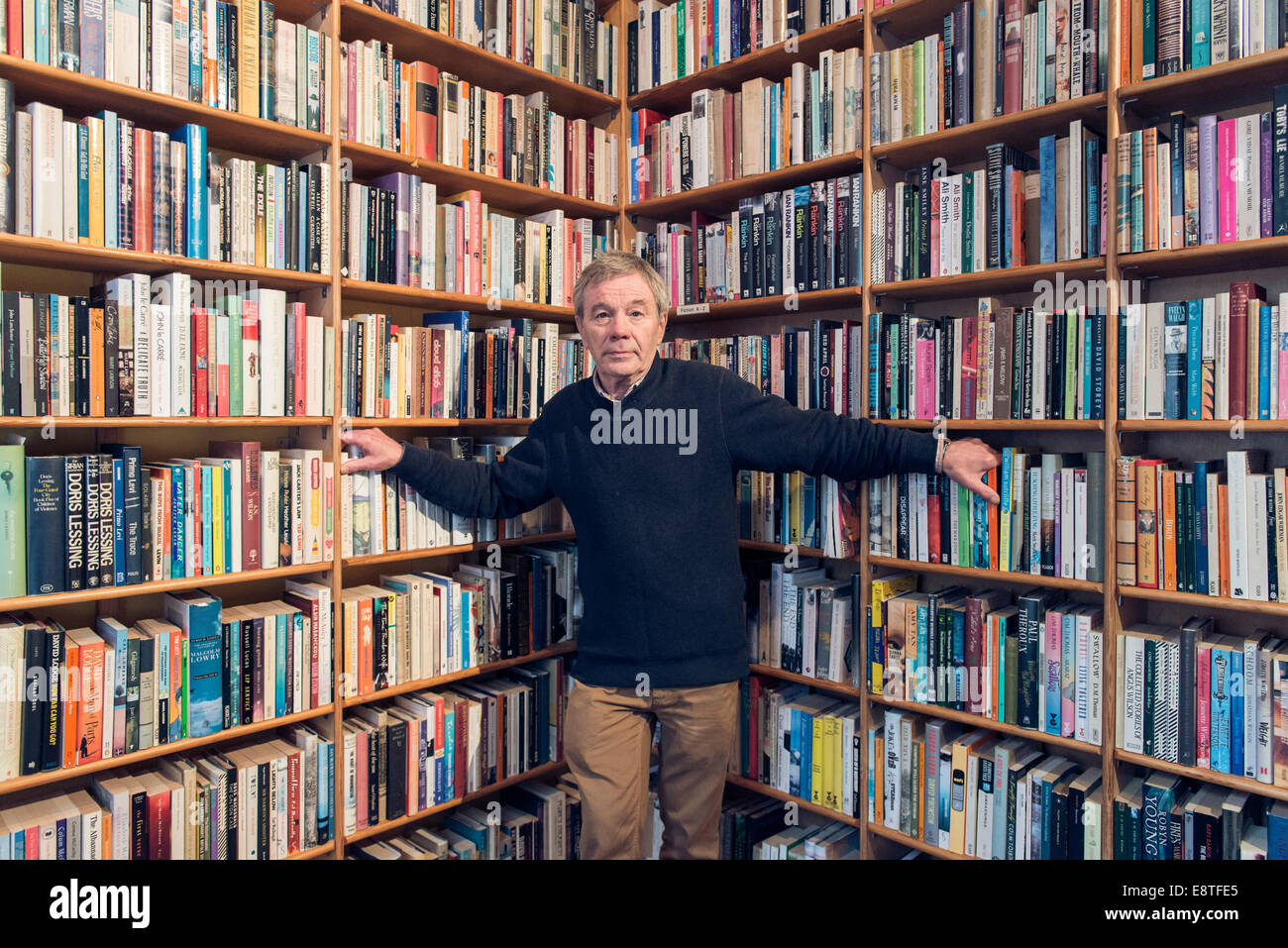 Ein Porträt von einem Antiquariat, gebrauchte Bücher in seinem Geschäft mit den Büchern angeordnet, fein säuberlich in den Regalen wie eine Bibliothek verkauft Stockfoto