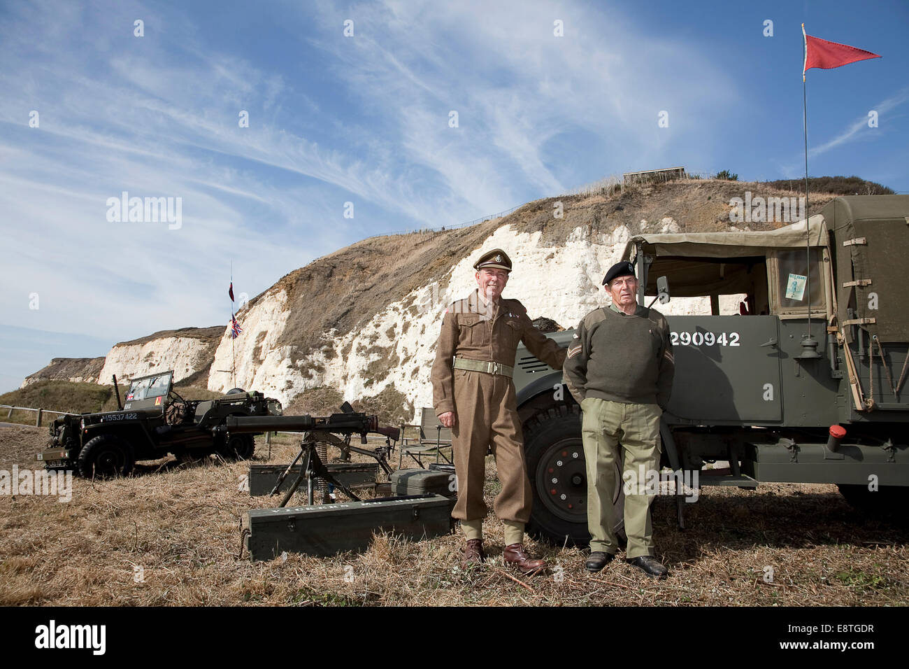 Zweiten Weltkrieg Armee Veteranen / Reenactors. stehend mit Waffen und Fahrzeuge in Schrift von den Kreidefelsen an Newhaven, Sussex Stockfoto