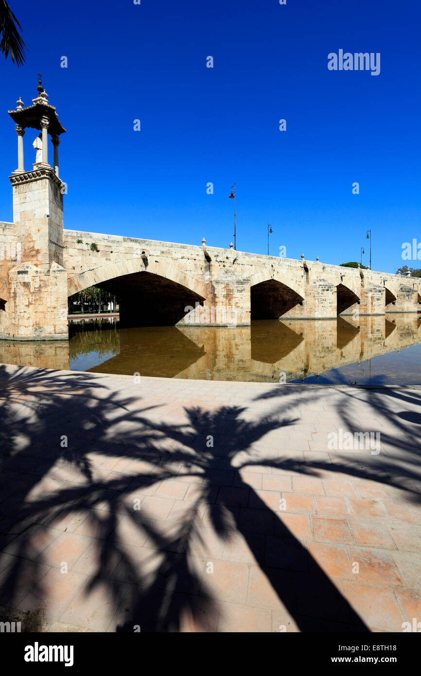 Sommer, Puente del Mar-Brücke, alte Brücke (Puente del Mar) über den Fluss Turia, Stadt Valencia, Spanien, Europa Stockfoto