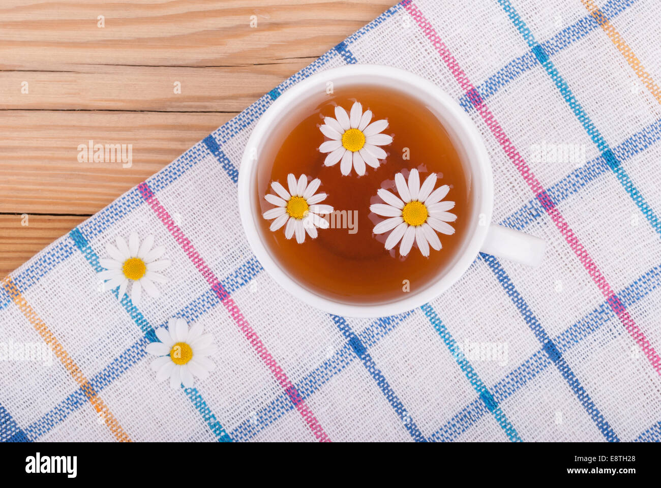 Tasse Tee mit Kamille. Stockfoto