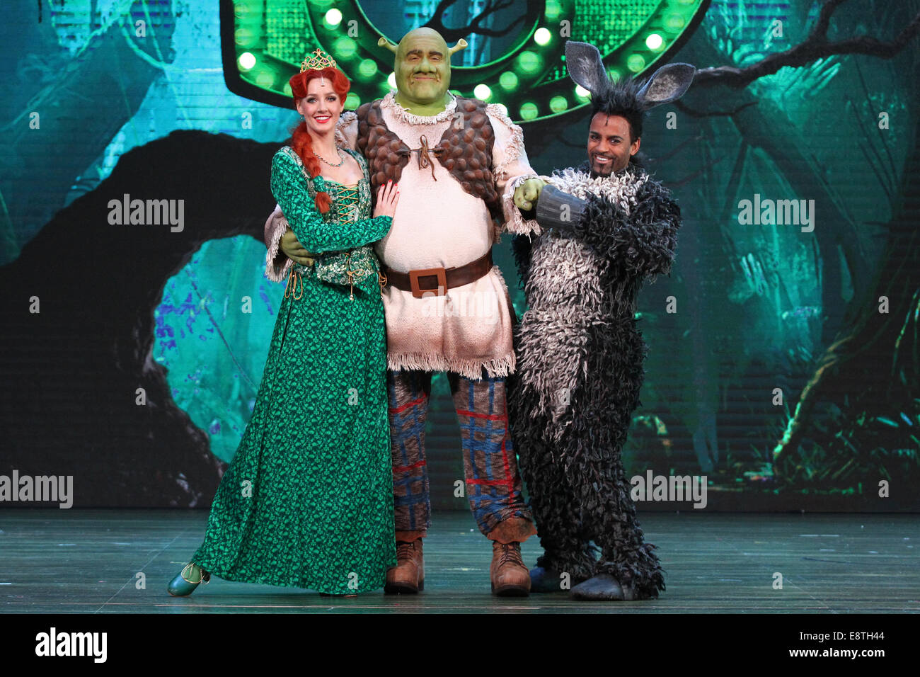 Dusseldorf Deutschland 14 Oktober 2014 Schauspieler Bettina Moench Als Prinzessin Fiona L R Andreas Lichtenberger Als Shrek Und Andreas Wolfram Als Esel Stellt Bei Einem Fototermin Fur Die Musikalische Shrek Im Capitol Theater
