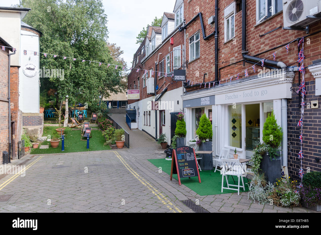 Reihe von traditionellen Geschäften in The Holloway in Warwick Stockfoto