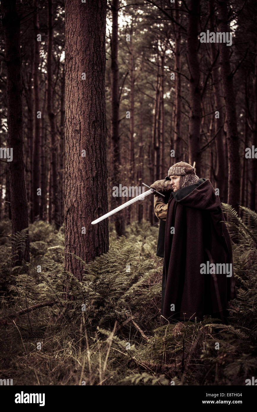 Tief im Wald steht ein Krieger bereit. Stockfoto