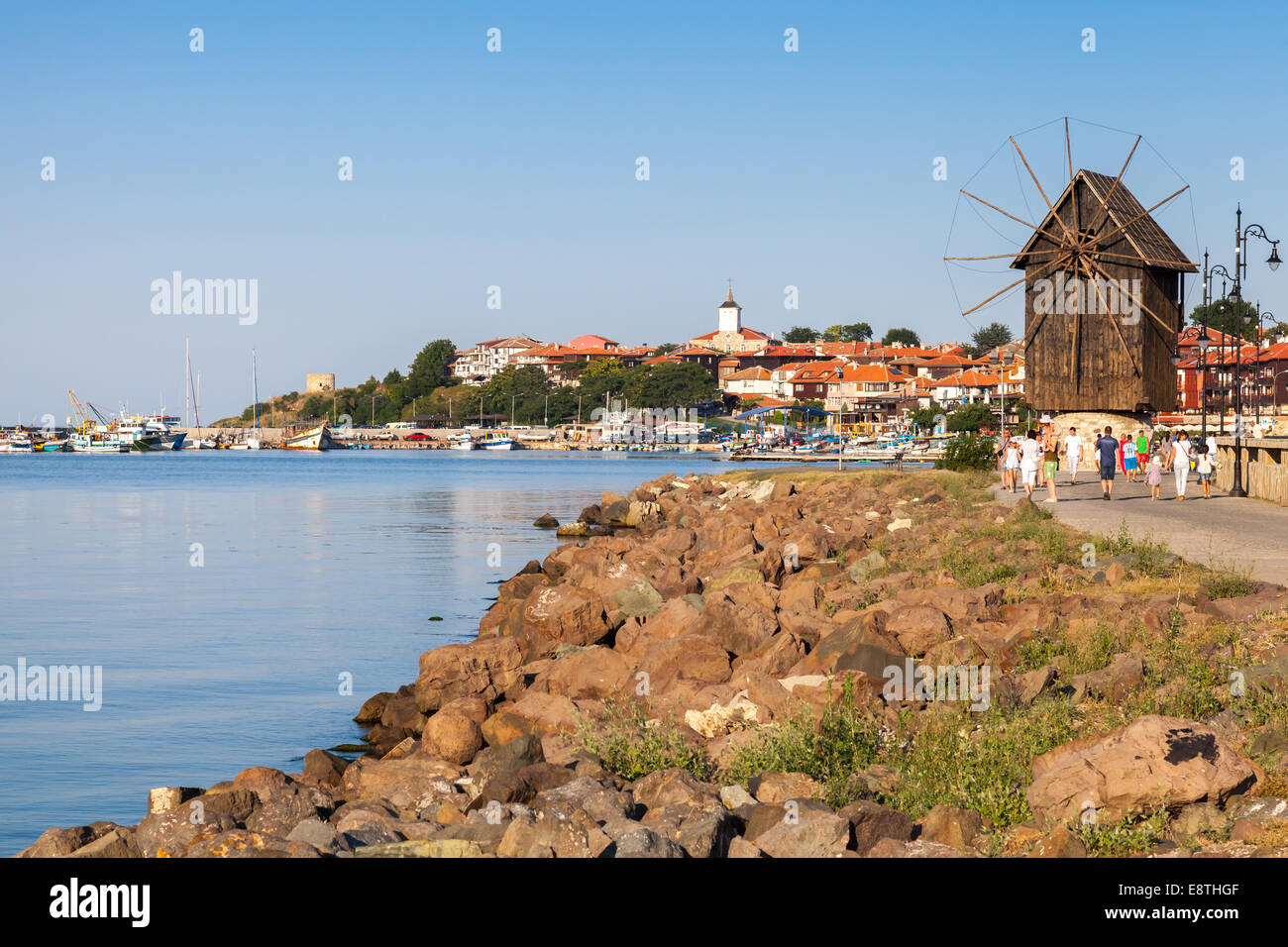 Küstenlandschaft mit alten Windmühle. Antike Stadt Nessebar, Bulgarien. Schwarzmeer-Küste im sonnigen Tag Stockfoto