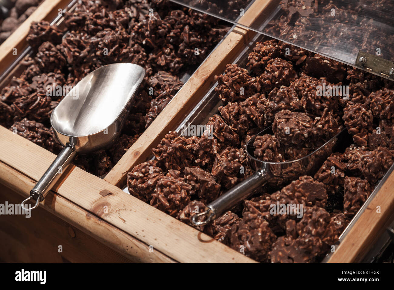 Schokolade mit Nüssen lag auf hölzernen Regalen mit Metall-Kugel Stockfoto