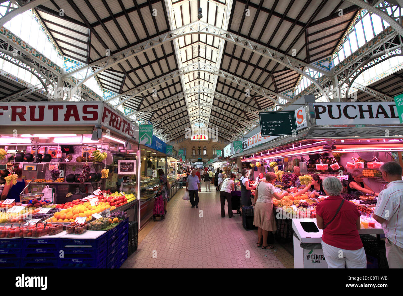 Indoor-Markt Stände, Verkauf von Obst und Gemüse, Mercado Central, Central Market, Stadt Valencia, Spanien, Europa. Stockfoto