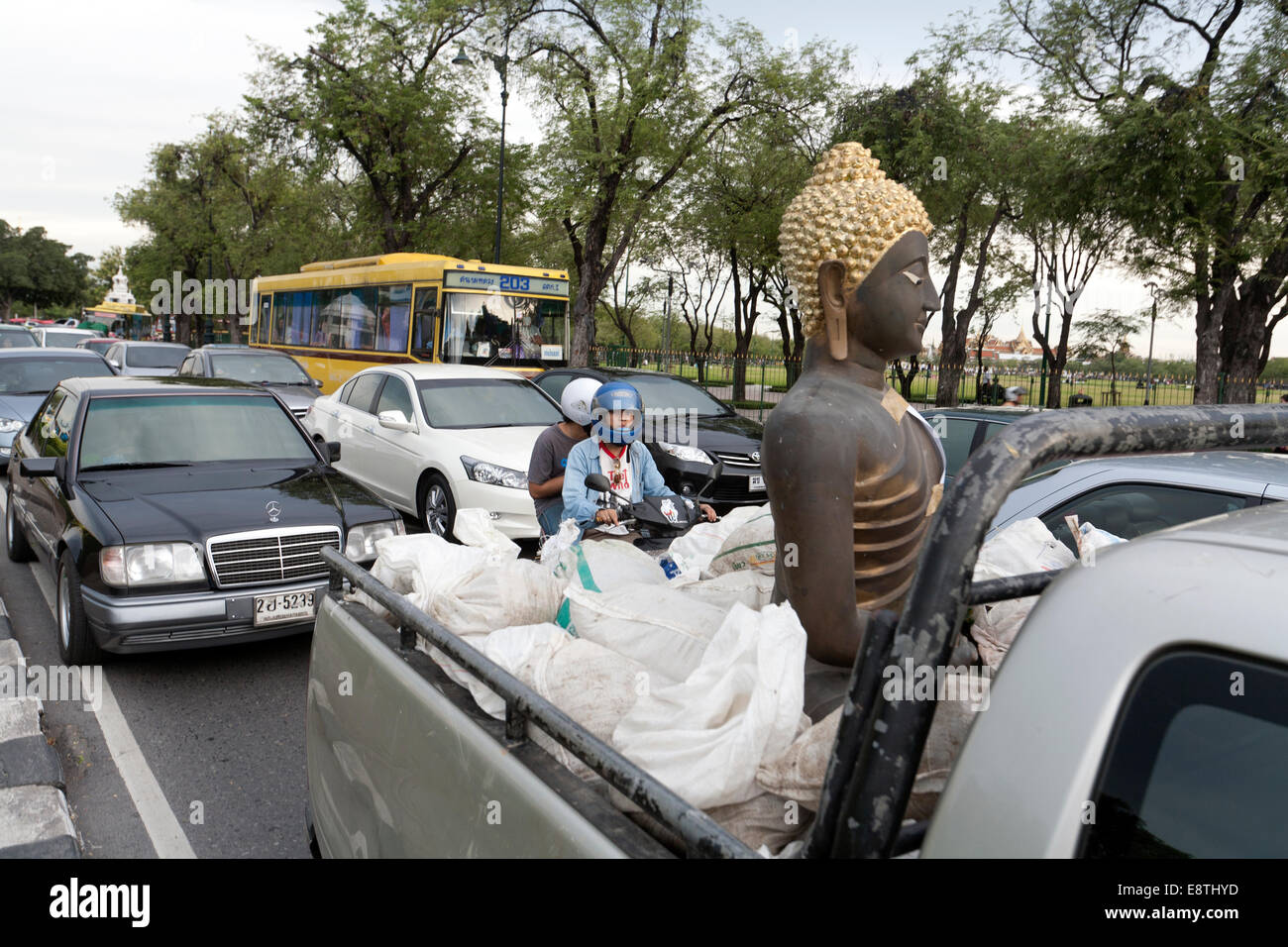 Eine Buddhastatue auf der Rückseite von einem Pick up, Bangkok Thailand Stockfoto