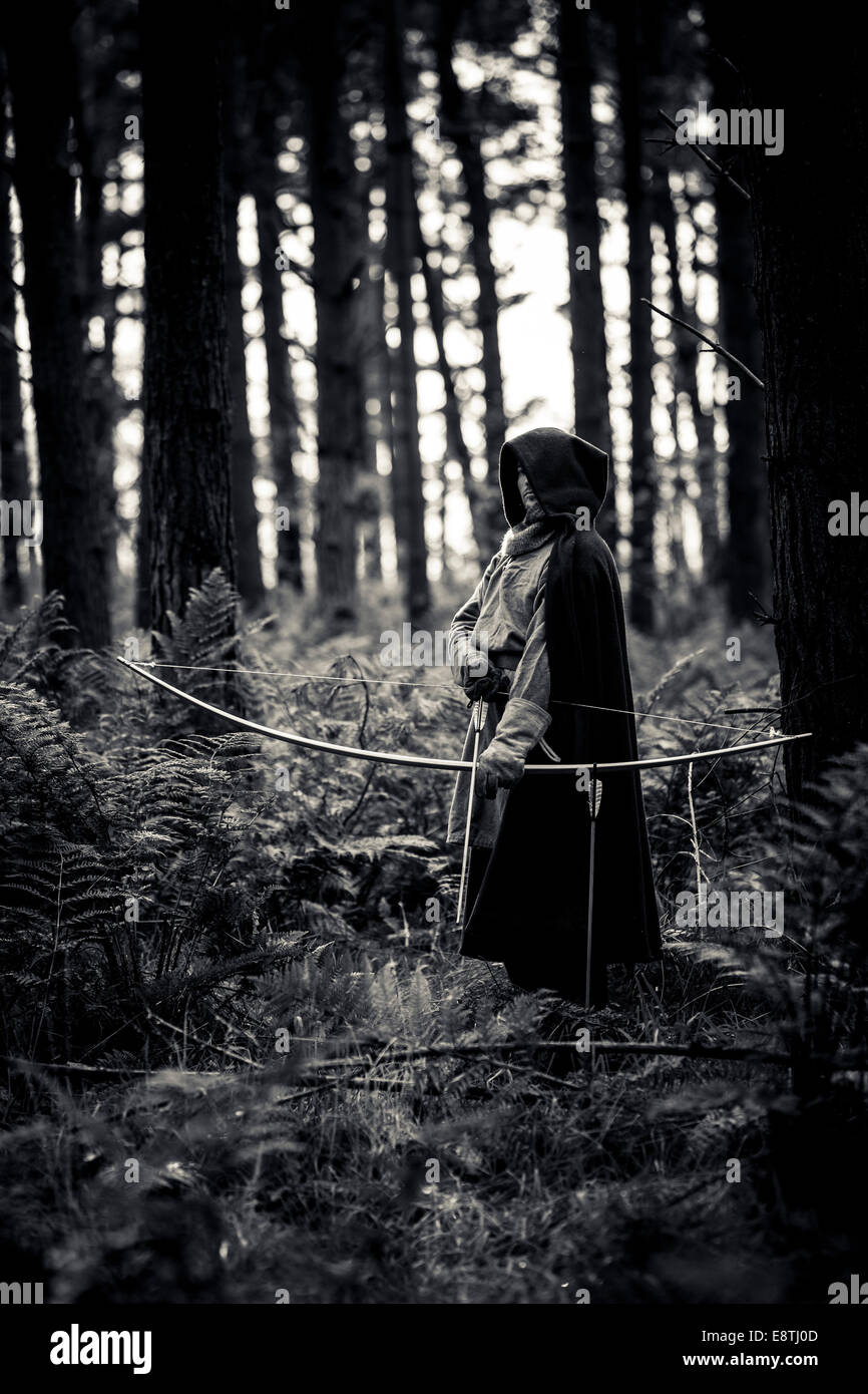 Tief im Wald steht ein Krieger bereit. Stockfoto