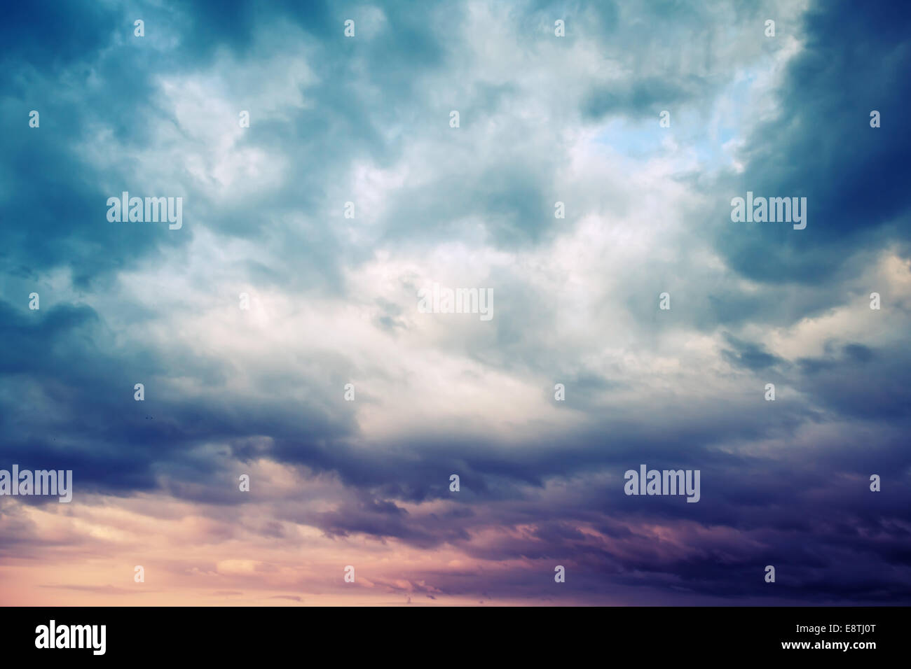 Dunkelblauen stürmischen bewölkten Himmel natürliche Fotohintergrund mit getönten Filterwirkung Stockfoto