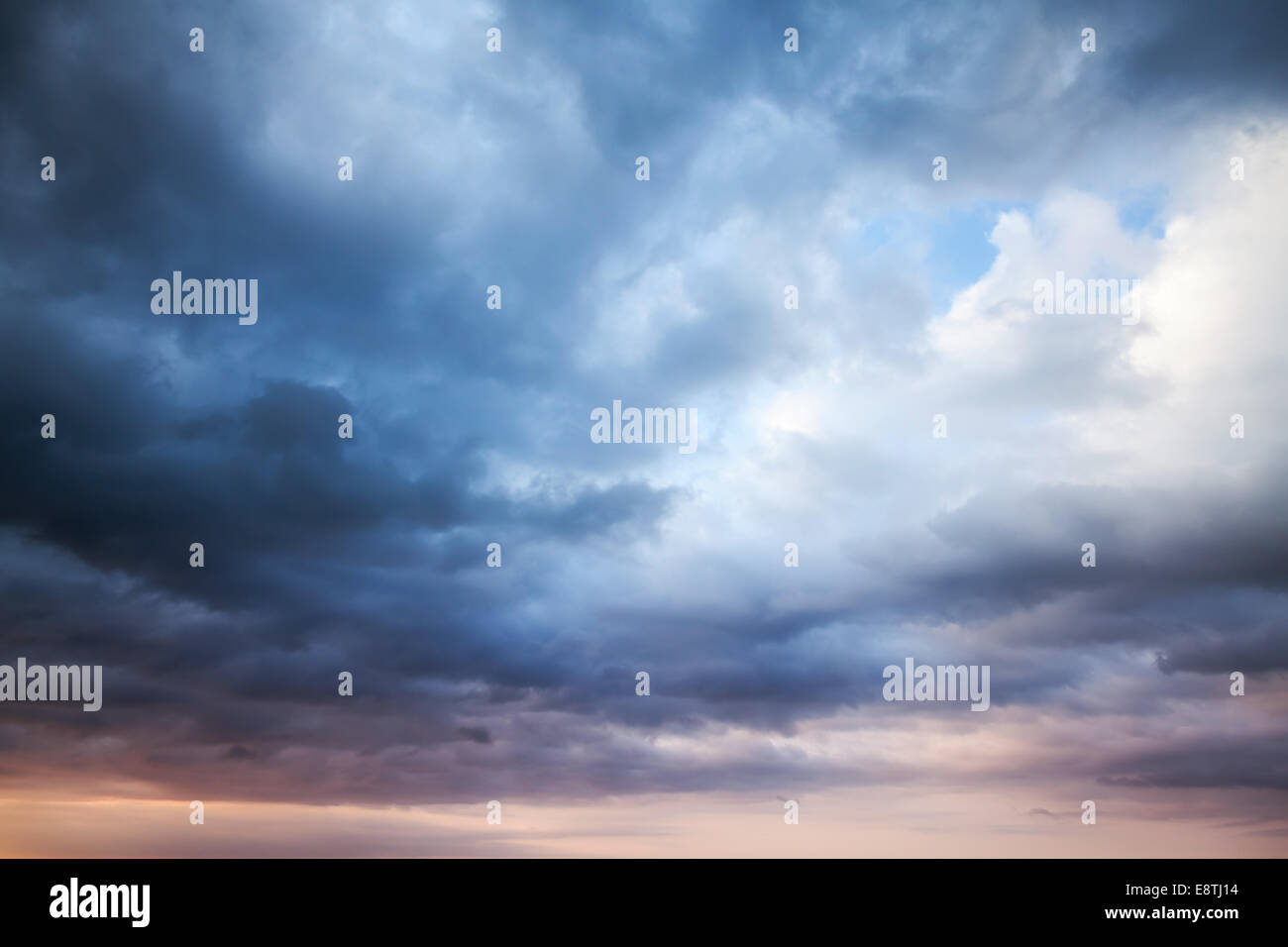 Dunkelblauen stürmischen bewölkten Himmel. Natürliche Fotohintergrund Stockfoto